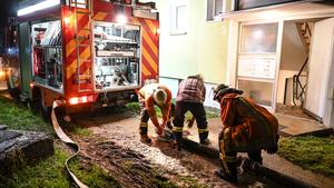 ARCHIV - 16.07.2021, Baden-Württemberg, Wangen im Allgäu: Feuerwehrmänner verlegen einen Schlauch, um einen Keller auszupumpen, der beim Hochwasser vollgelaufen ist. In der Nacht zum 16.07.21 war wegen des Starkregens das Wohngebiet Epplingser Halde überschwemmt worden. (zu dpa «Bislang kämpften rund 15 000 Einsatzkräfte gegen Unwetter und Folgen») Foto: Felix Kästle/dpa +++ dpa-Bildfunk +++