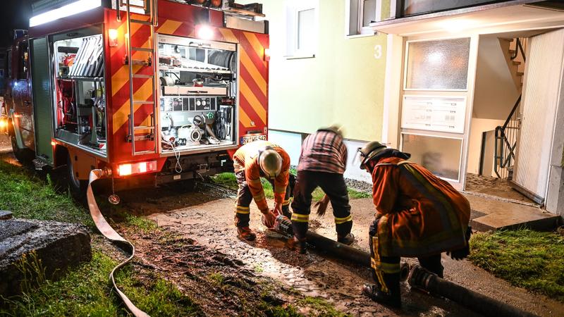 Wangen im Allgäu: Feuerwehrmänner verlegen einen Schlauch, um einen Keller auszupumpen