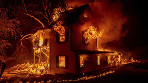 17.08.2021, USA, Janesville: Ein Haus in der Jeters Road steht in Flammen, während das Dixie-Feuer auf den Highway 395 im Bundesstaat Kalifornien übergreift. Aufgrund der kritischen Wetterlage in Nordkalifornien droht die Ausbreitung mehrerer Waldbrände in der Region. Foto: Ethan Swope/AP/dpa +++ dpa-Bildfunk +++