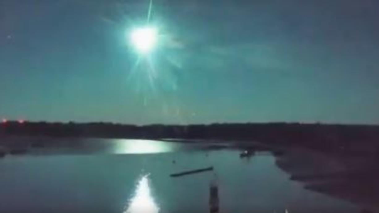 Meteor lässt Nachthimmel grün leuchten