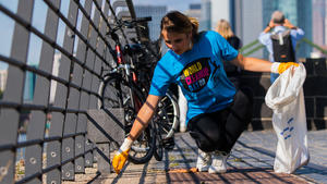 dpatopbilder - 15.09.2018, Hessen, Frankfurt/Main: Gina Gadis, Team «Frankfurt Cleanup Day», sammelt am Mainufer Müll ein. Der «World Cleanup Day» der 2008 in Estland seinen Anfang genommen hat, findet erstmalig in der Mainmetropole statt. Inzwischen säubern im Rahmen der Umweltbewegung weltweit Millionen Menschen Straßen, Parks, Strände, Wälder und Flussufer. Foto: Andreas Arnold/dpa