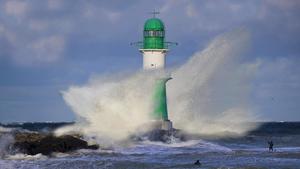Sturm an der Westmole in Warnemuende, Deutschland, Mecklenburg-Vorpommern, Rostock lighthouse on breakwater west in stormy waters, Germany, Mecklenburg-Western Pomerania, Rostock BLWS482562 Copyright: xblickwinkel/H.xDutyx
