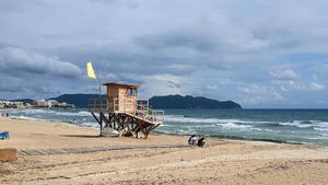 Cala Millor Themenfoto: Urlaub, Reise, Spanien, Mallorca, 22.09.2021 Rettungsschwimmerturm am stürmischen Mittelmeer in der Bucht von Cala Millor, Mallorca, Spanien, Themenfoto: Urlaub, Reise, Spanien, Mallorca, 22.09.2021 - *** Cala Millor themed photo holiday, travel, Spain, Majorca, 22 09 2021 Lifeguard tower on the stormy Mediterranean Sea in the bay of Cala Millor, Majorca, Spain, themed photo holiday, travel, Spain, Majorca, 22 09 2021 Copyright: xAugstx/xEibner-Pressefotox EP_jat