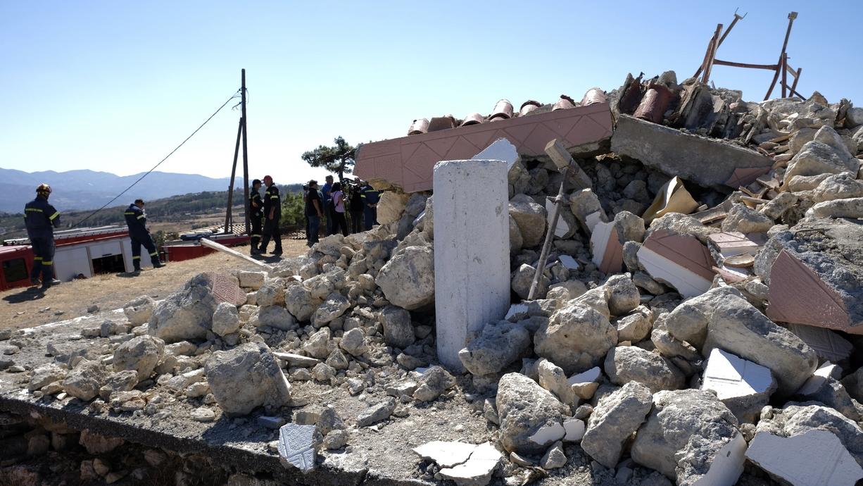 Am Montagmorgen um 9:17 Uhr Ortszeit erschüttert ein schweres Erdbeben die Insel Kreta. Laut Medienangaben ist mindestens ein Mensch ums Leben gekommen. Mehrere Personen wurden demnach leicht verletzt. Einige sollen noch verschüttet sein.