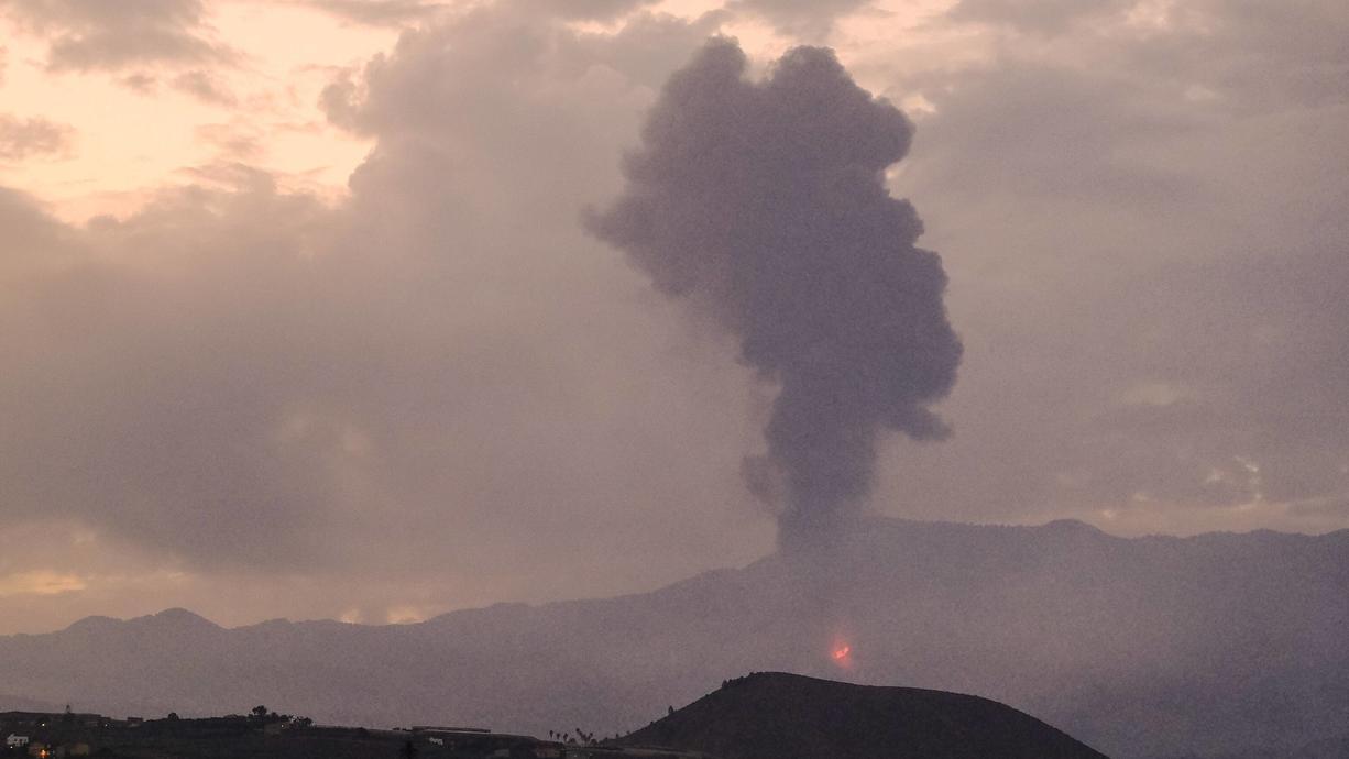 Der Ausbruch vom Vulkan Cumbre Vieja auf La Palma geht in die nächste Runde. Nach einer kurzen Verschnaufpause spuckt er wieder Asche und Lava. Der Lavastrom erreicht bald das Meer, es gibt erste Ausgangssperren.