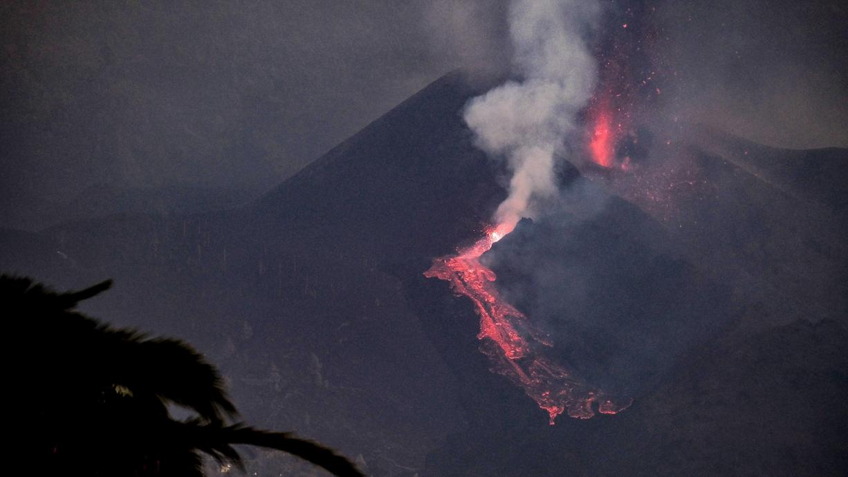 Der Ausbruch vom Vulkan Cumbre Vieja auf La Palma geht in die nächste Runde. Nach einer kurzen Verschnaufpause spuckt er wieder Asche und Lava. Der Lavastrom erreicht bald das Meer, es gibt erste Ausgangssperren.