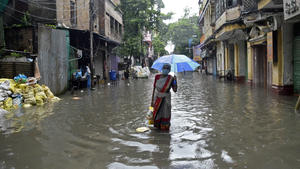 Rainfall In Kolkata A woman wades through a flooded street in Kolkata, India, 20 September, 2021. Kolkata India aditya-notitle210920_np9LJ PUBLICATIONxNOTxINxFRA Copyright: xIndranilxAdityax 