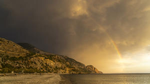 Ein Gewitter mit Regenbogen zieht auf am Strand von Sougia im Süden von Kreta, Griechenland, Europa | Thunderstorm arriving at the beach in Sougia, Crete, Greece, Europe