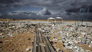 ARCHIV - 23.01.2018, Libanon, Keserwan: Plastikmüll liegt an einem Strand am Mittelmeer nördlich von Beirut. Der Müll wurde durch stark windiges Wetter hier angeschwemmt. (zu dpa "Studie: Rund 3760 Tonnen Plastik an der Oberfläche des Mittelmeers") Foto: Marwan Naamani/dpa +++ dpa-Bildfunk +++