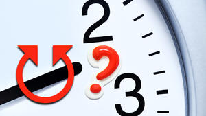 FOTOMONTAGE, Uhr mit Fragezeichen und Pfeilen, Zeitumstellung *** PHOTOMONTAGE, clock with question marks and arrows, time change 