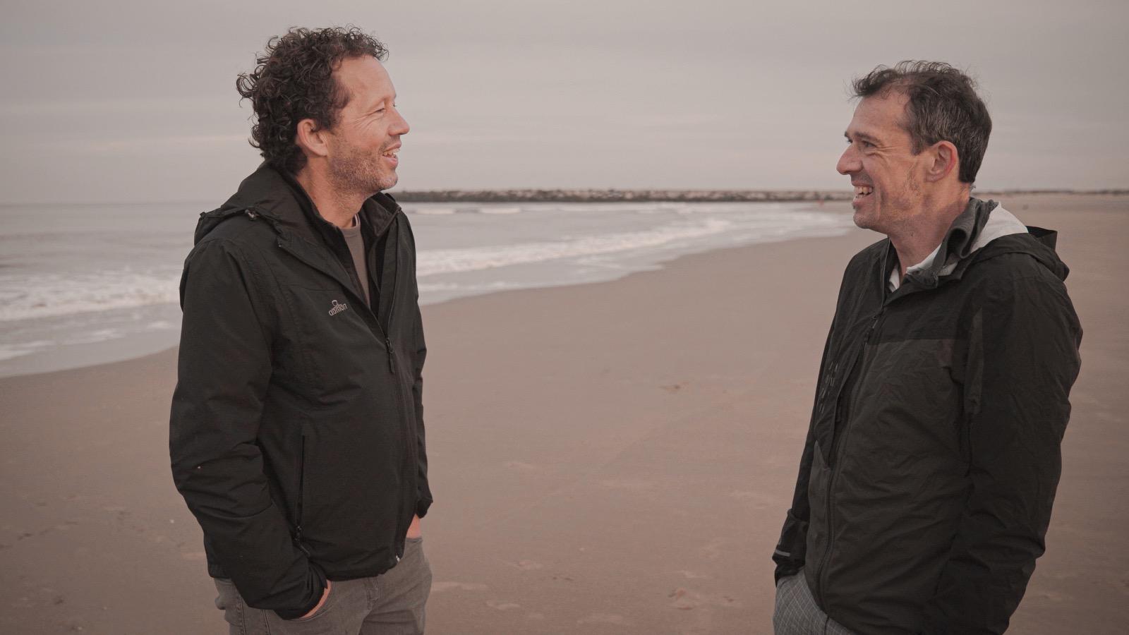 Joost Wouters und Oliver Scheel am Strand von Den Haag