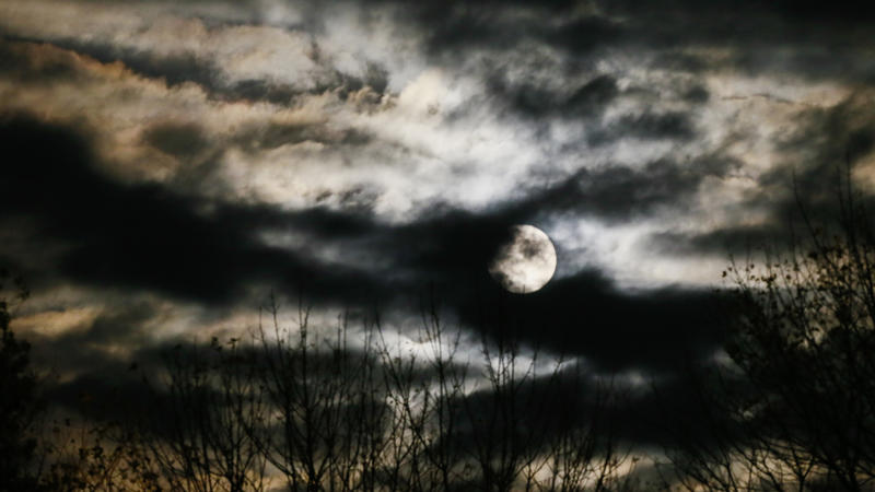 Nachthimmel, Vollmond hinter Wolken, Jägermond,