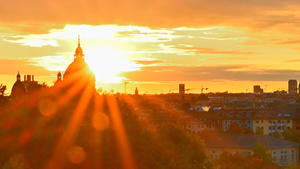 News Bilder des Tages Farbenrausch. Die Herbstsonne geht in München unter. München Bayern Deutschland *** The autumn sun sets in Munich Munich Bavaria Germany Copyright: xRolfxPossx