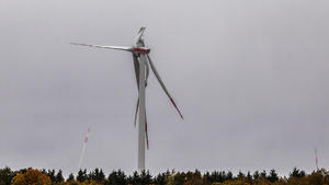 21.10.2021, Baden-Württemberg, Nattheim: Mit abgerissenen Flügeln ist ein Windrad in einem Waldstück zu sehen. Die Trümmerteile der Windkraftanlage wurden vom Sturm weggeschleudert. Foto: Markus Brandhuber/Ostalb Network/dpa +++ dpa-Bildfunk +++