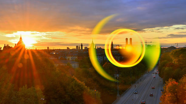 News Bilder des Tages Farbenrausch. Die Herbstsonne geht in München unter. München Bayern Deutschland *** The autumn sun sets in Munich Munich Bavaria Germany Copyright: xRolfxPossx