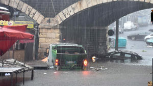 26.10.2021, Italien, Catania: Fahrzeuge stehen auf einer überschwemmten Straße. Heftige Unwetter mit Überschwemmungen haben Sizilien heimgesucht und mindestens ein Todesopfer gefordert. Foto: Orietta Scardino/ANSA via ZUMA Press/dpa +++ dpa-Bildfunk +++
