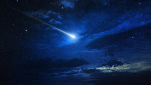 Sternschnuppen der Leoniden am Sternenhimmel zu sehen, Meteorschauer am Nachthimmel