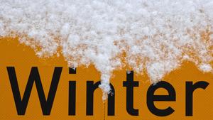 Schnee hängt am Donnerstag (17.11.2005) auf einem Ortseingangsschild bei Winterberg. Leichte Minus-Temperaturen in den Höhenlagen des Sauerlandes haben für den ersten Wintereinbruch in Nordrhein-Westfalen in diesem Jahr gesorgt. Foto: Oliver Berg dpa/lnw +++(c) dpa - Bildfunk+++