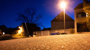 10.11.2021, Niedersachsen, Hannover: Eiskristalle zeichnen sich auf einem Autodach in der Region Hannover. Foto: Julian Stratenschulte/dpa +++ dpa-Bildfunk +++