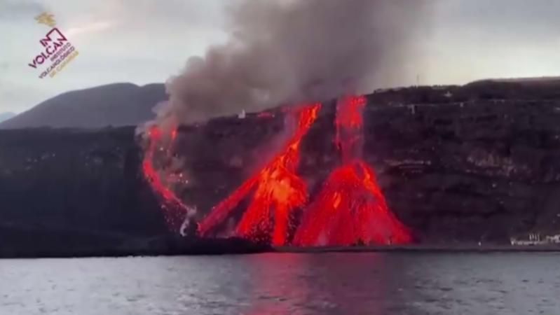 Der Vulkanausbruch schickt immer wieder neue Lava über die kleine Insel.
