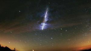 Das am 6.11.2001 von der NASA veröffentlichte Foto vom November 2000 zeigt einen Meteoriten über dem US-Bundesstaat Washington. Er ist einer aus dem Leoniden-Sternschnuppenschwarm, der immer im November auftritt. Die Meteoriten kommen dabei scheinbar aus dem Sternbild des Löwen (lat. Leo).