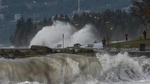 November 15, 2021, Vancouver, British Columbia, Canada: Bystanders along the English Bay sea wall in Vancouver take pictures of the high sea during a winter storm Nov. 15 that brought winds gusting up to 90 km/h. Vancouver Canada - ZUMAb217 20211115_zip_b217_004 Copyright: xQuinnxBenderx