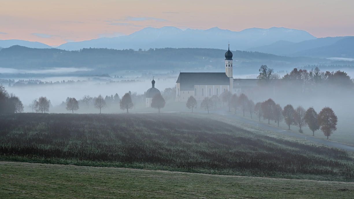 Der Morgen startet in den Mitte und auch im Süden mit Glättegefahr. Sobald sich der Nebel am Tag aufgelöst hat, heitert der Süden auf. Im Norden sieht es anders aus. Zwar bleibt es auch dort ruhig, dafür grau und mild.