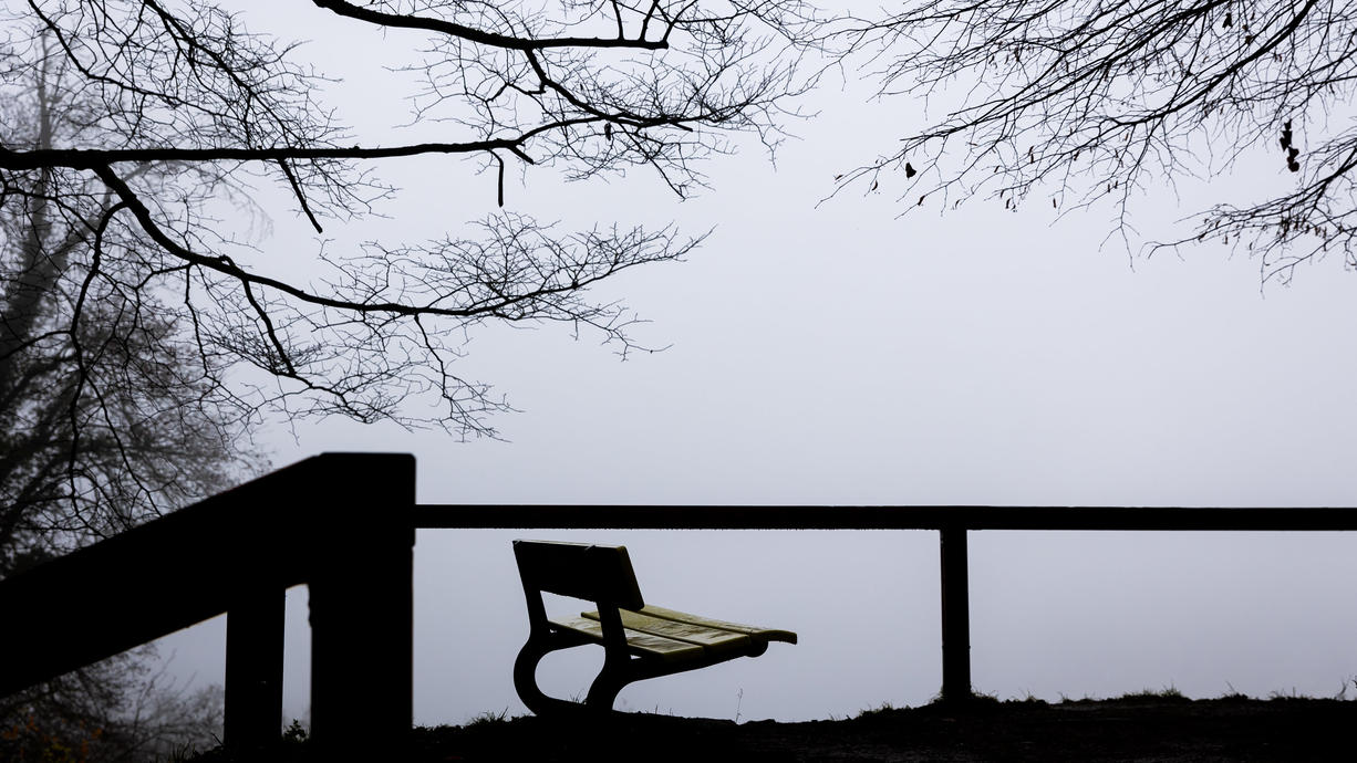 Auch in dieser Nacht bleibt es im Süden nicht nur in den Nebelgebieten wieder richtig kalt. Es besteht Glättegefahr durch Reif. Richtung Norden ist es noch deutlich milder. Hier kann es weiter etwas Regen geben.