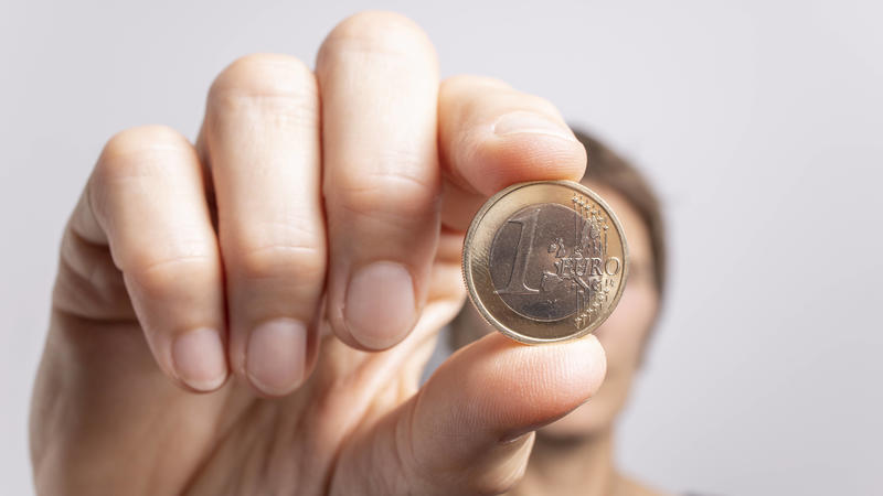 Ein Euro in Hand, Symbolfoto