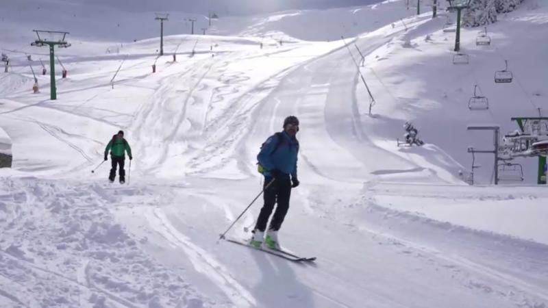 Im Skigebiet Valdezcaray in La Rioja sind schon die ersten Skifahrer auf den Pisten unterwegs