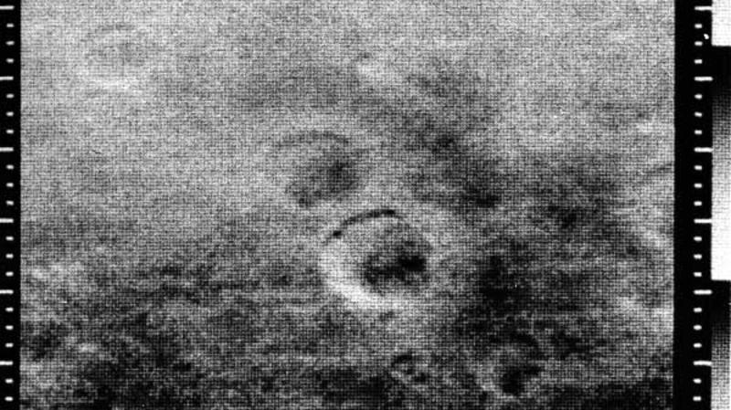 Aus knapp 10.000 Kilometern Höhe konnte man auf der Oberfläche des Mars noch nicht viel erkennen.