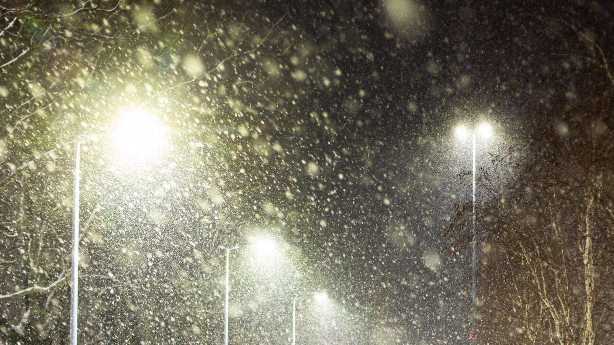 Drei Schnee-Schwerpunkte gibt es in den nächsten Tagen. In der Nacht fallen die ersten Flocken am Hochrhein, tagsüber an den Alpen bis in den Südosten. Am Samstag werden die westlichen Mittelgebirge weiß und am Sonntag ist der Osten dran.