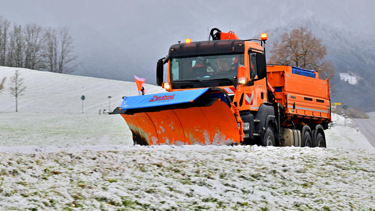 Drei Schnee-Schwerpunkte gibt es in den nächsten Tagen. Heute wird vor allem der Alpenrand mit Schnee versorgt. Am Samstag werden die westlichen Mittelgebirge weiß und am Sonntag ist der Osten dran mit Schneefall. Dazu ist es fies nasskalt.
