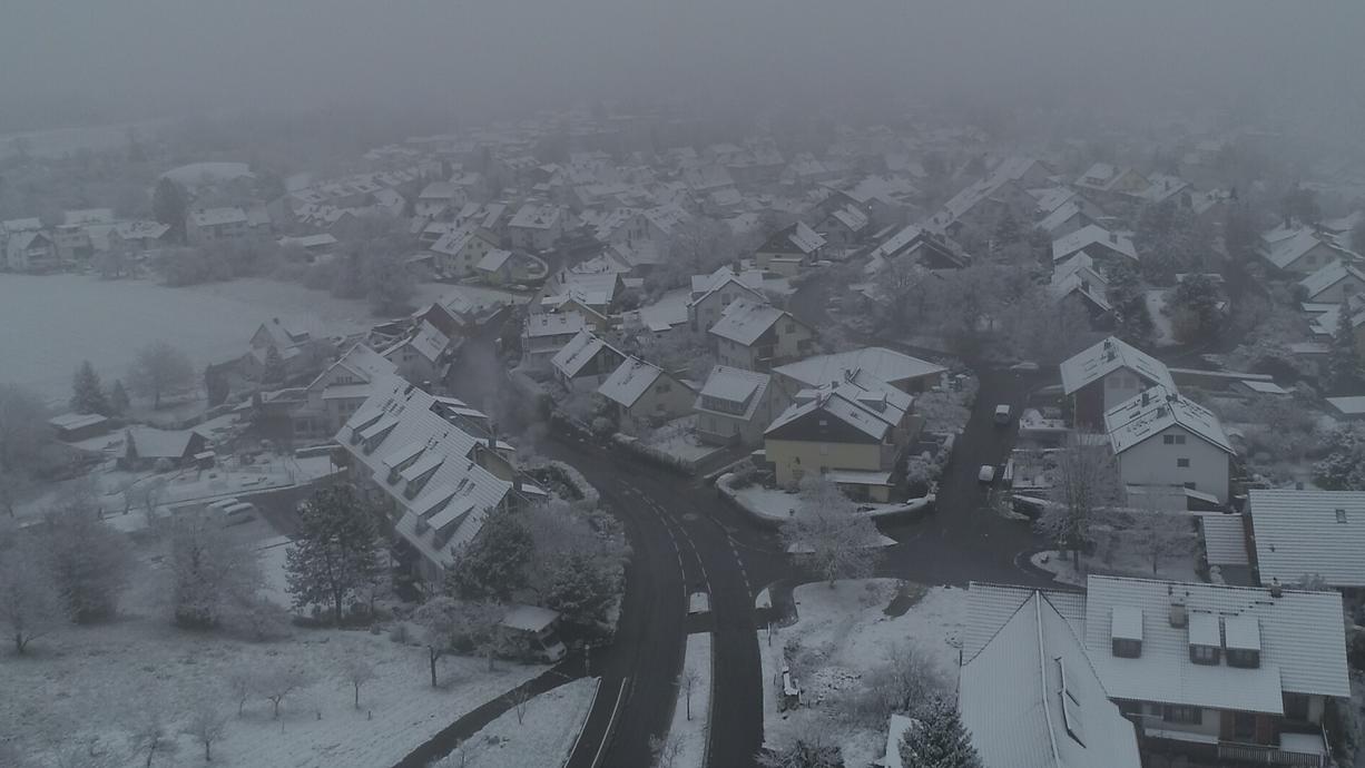 Drei Schnee-Schwerpunkte gibt es in den nächsten Tagen. Heute wird vor allem der Süden und Westen mit Schnee versorgt. Am Samstag liegt die Schneefallgrenze bei 300 Metern, teils noch tiefer. Und am Sonntag ist der Osten dran mit Schneefall.