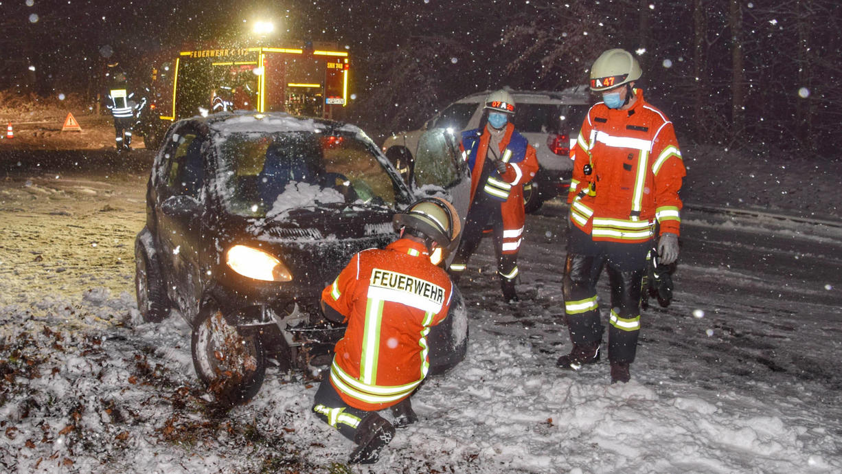 Der Frühwinter ist da und breitet sich am Wochenende weiter aus. In Lagen ab etwa 400 Meter gibt‘s im Westen in der Nacht kräftige Schnee-Gestöber. -2 bis +2 Grad. Am Samstag sind einzelne Schnee- und Schneeregenschauer auch im Norden dabei.