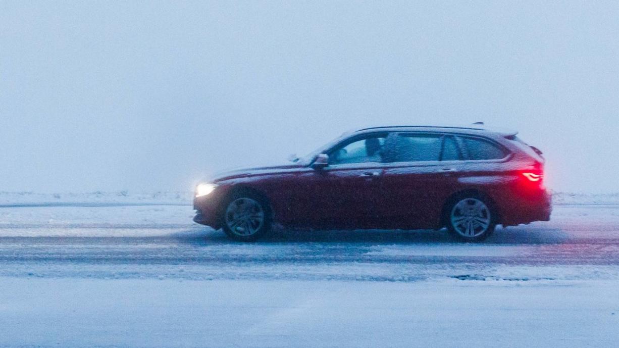 Der Frühwinter ist da und breitet sich am Wochenende weiter aus. Heute sind einzelne Schnee- und Schneeregenschauer auch im Norden dabei. Nur der Osten bleibt trocken. Strammer Wind lässt die 0 bis 5 Grad noch kälter anfühlen.