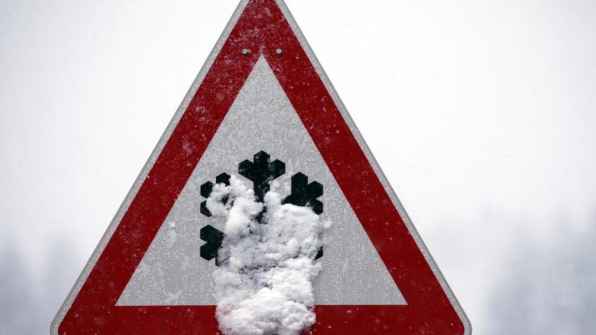 Tief Andreas eiert weiter über Deutschland herum und macht auch die Nacht zum 1. Advent leicht bis sehr winterlich. Aber wenn es fertig mit uns ist, ist's auch mit Winter erstmal vorbei. Stürmischer Wind, Regen und milde Luft kommen.