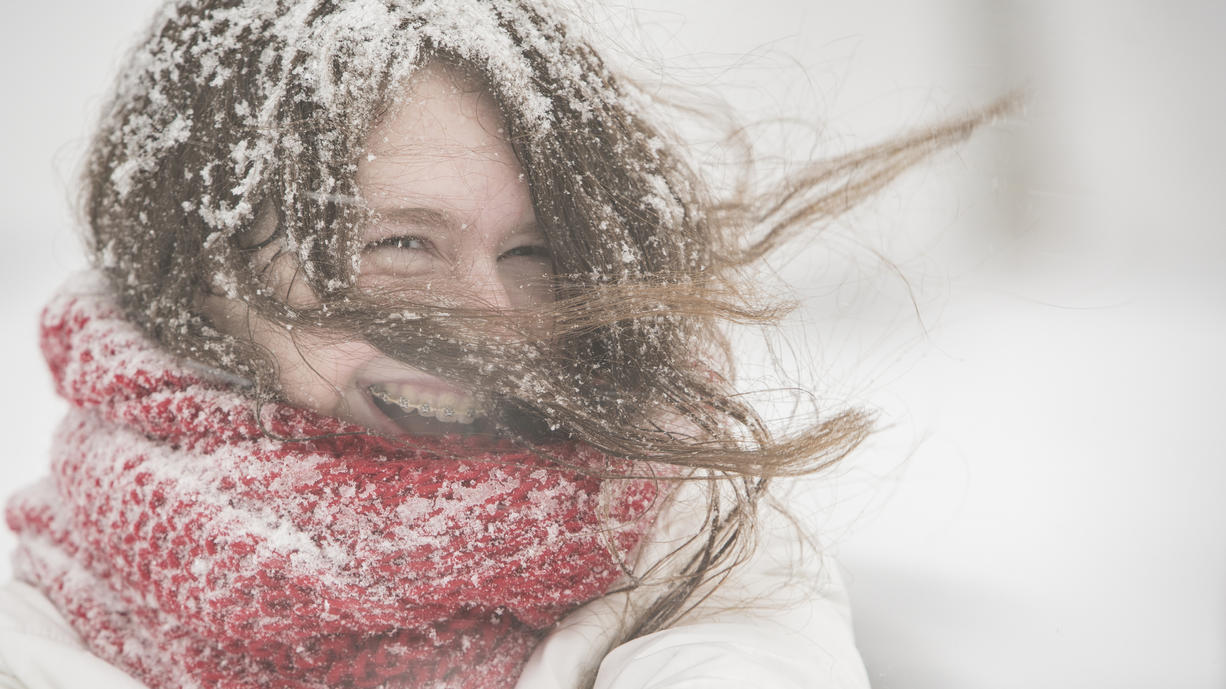 Der Tag bleibt ziemlich kalt mit -2 bis +4 Grad und zu allem Überfluss fühlt sich das durch den schneidenden Wind noch kälter an. Später kommt dann passenderweise neuer Schnee. Ein paar sonnige Flecken gibt’s auch.