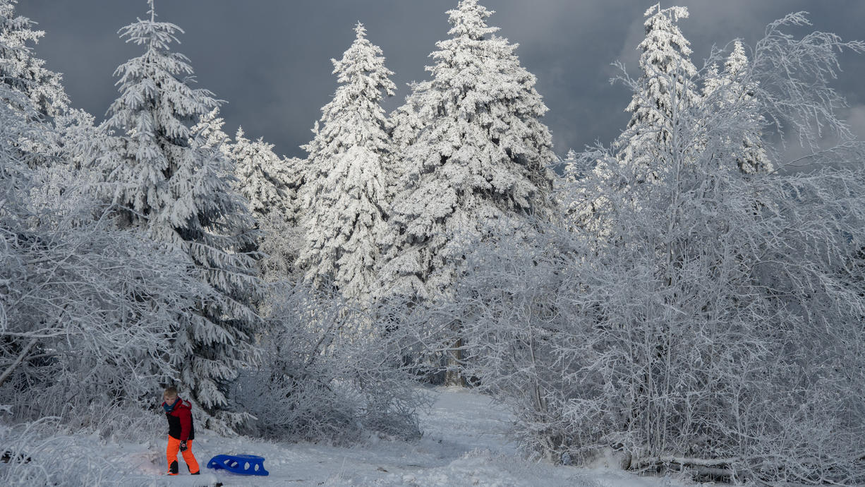 Tief Andreas eiert weiter über Deutschland herum und macht auch den ersten Adventssonntag leicht bis sehr winterlich. Aber wenn es fertig mit uns ist, ist s auch mit Winter erstmal vorbei. Stürmischer Wind, Regen und milde Luft kommen