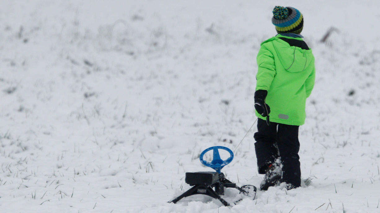 Tief Andreas eiert weiter über Deutschland herum und macht auch den ersten Adventssonntag leicht bis sehr winterlich. Aber wenn es fertig mit uns ist, ist's auch mit Winter erstmal vorbei. Stürmischer Wind, Regen und milde Luft kommen.