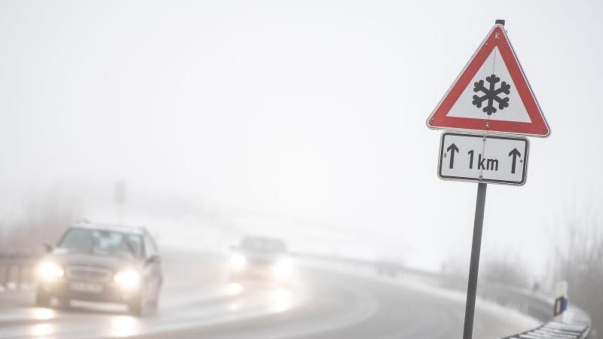 Heute startet der Tag mit Schnee- und Eisglätte, später sind über der Mitte sowie im Südwesten nur noch einzelne Schauer unterwegs. Teils ist es Regen, Schneeregen und oberhalb von 500 bis 800 Metern auch Schnee.