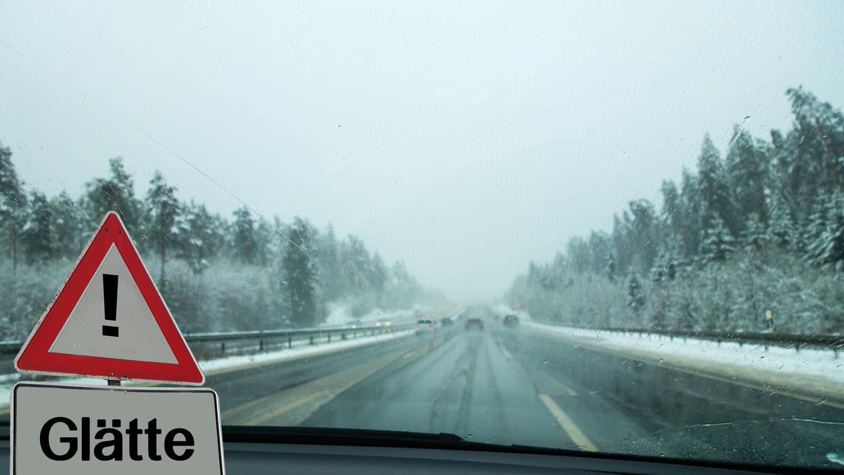 In der Nacht muss in den Mittelgebirgen und im Süden mit Schneefall und Glätte gerechnet werden. Am Dienstag bringt ein Sturmtief erst Schnee, später jedoch von Nordwesten Regen, der sich bis zum Abend in ganz Deutschland ausbreitet.