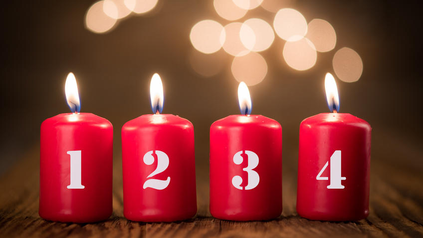 Vier schlichte rote Kerzen zum vierten Advent