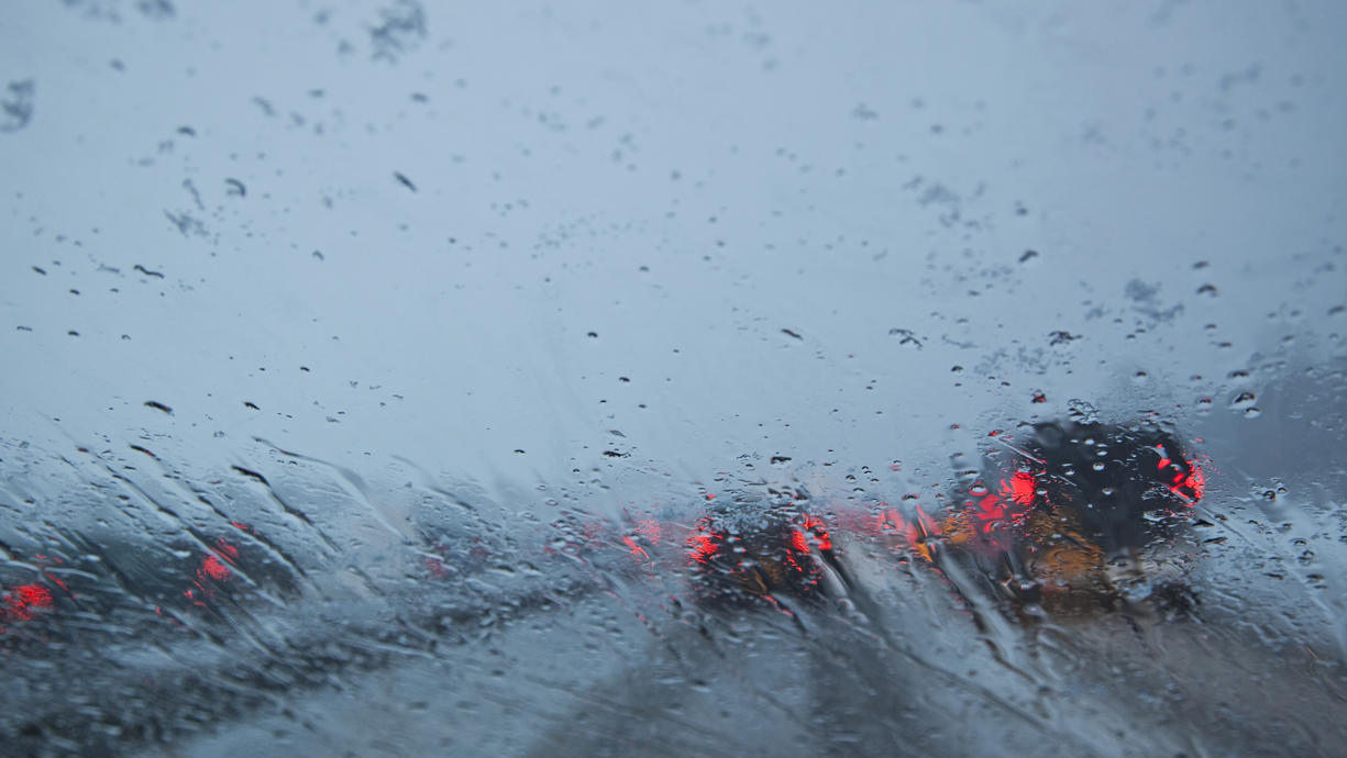Nach dem Sturm ist vor dem Sturm. Denn es geht ungemütlich, grau, windig und teils auch glatt weiter. Die Nacht wird nass und stürmisch. Morgen geht es ungemütlich und stürmisch weiter. Mit dem Sturm wird es mit 5 bis 10 Grad wieder milder:.