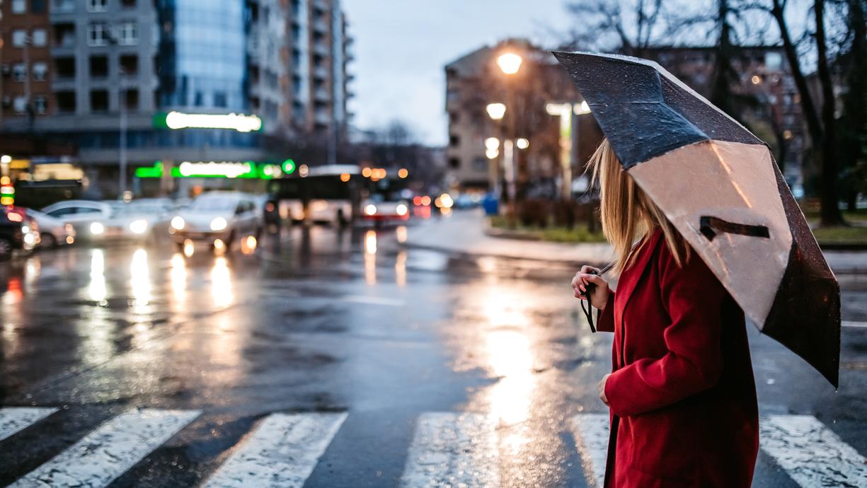 Heute Nacht bleibt es noch stürmisch. Dahinter zapft das Tief aber kalte Luft an. In den Mittelgebirgen schneit es ab 400 Metern. Im Nordosten machen neben den Sturmböen gefrierende Nässe und Schneeregen Ärger.