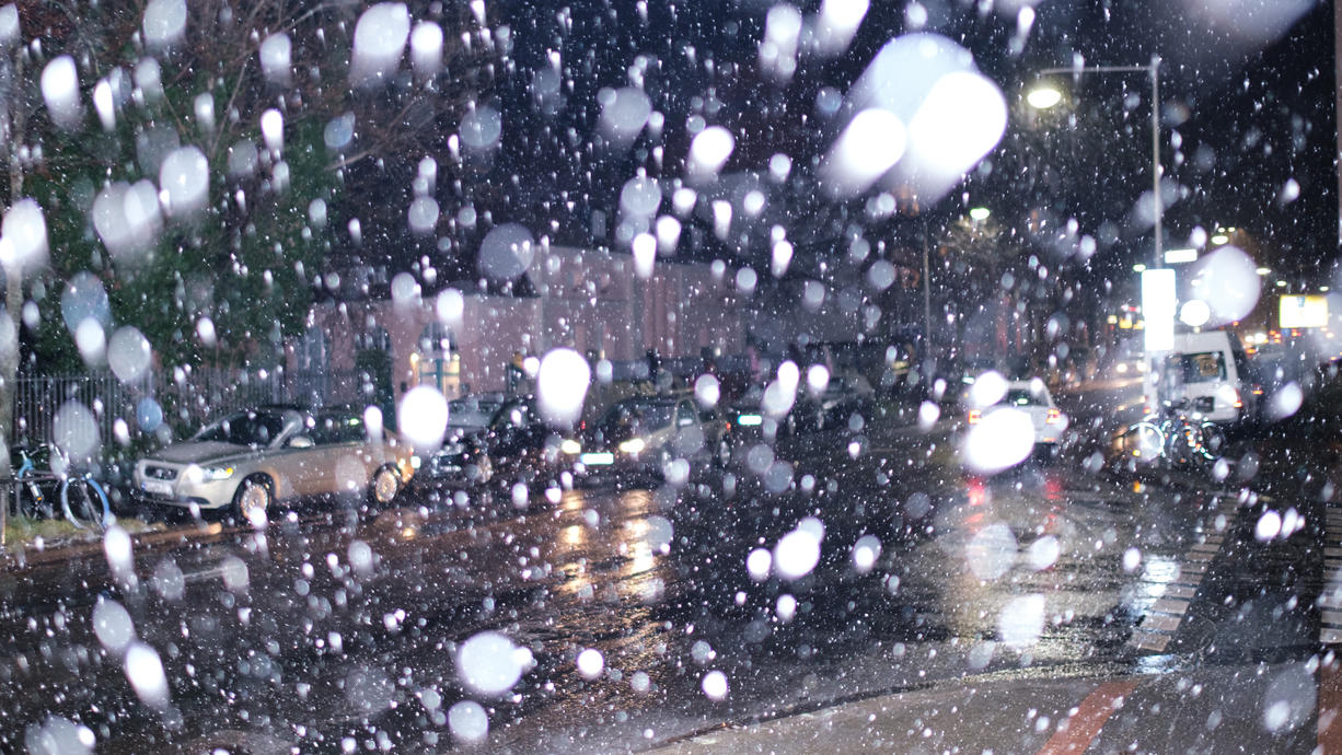 Der Schnee zieht weiter ab, aber es wird frostig und glatt in der Nacht. Morgen regnet‘s besonders im Norden und dann kommt von Westen bei -2 bis +4 Grad her neuer Regen und Schnee rein. Glatte Straßen bleiben also ein Thema.