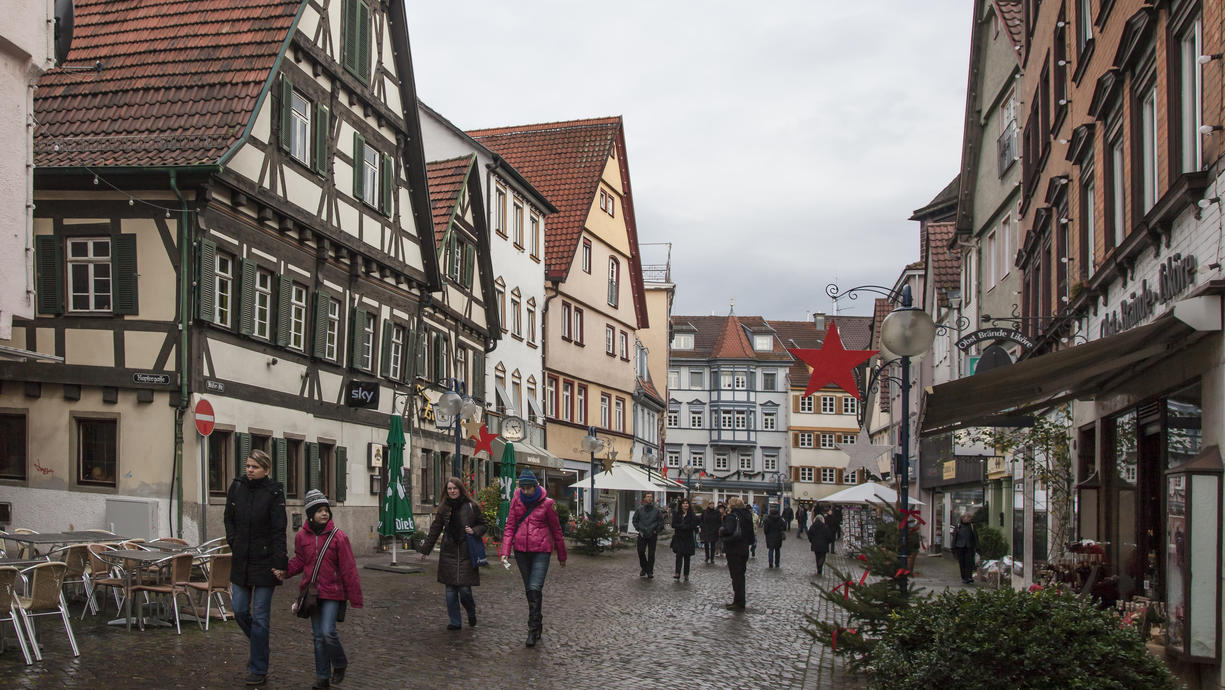Heute lassen Schnee und Schneeregen im Norden nur zögernd nach, auch im Westen sind Schauer, oberhalb von 300 bis 500 Metern Schneeschauer unterwegs. Im Süden und Osten bleibt es trocken mit etwas Sonne.