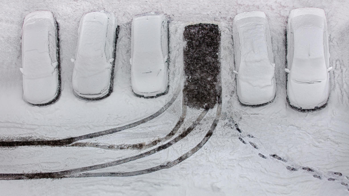 Heute startet der Tag mit einigen Problemen im Berufsverkehr. Grund ist der Schnee aus der Nacht. Nun kommt der Schnee oder Schneeregen weiter nach Osten voran. Dahinter wird es aus Westen kurz freundlicher, bevor neuer Schnee und Sturm kommt.