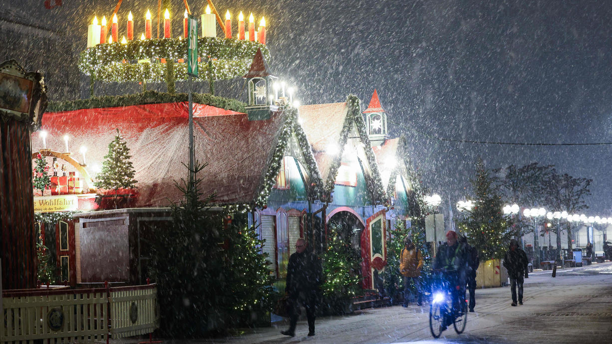 Bevor sich der Winter ab Sonntag zurückzieht, gibt‘s noch reichlich Schnee. Heute Nacht geht der Schneefall im Süden weiter und schiebt sich abgeschwächt morgen auch in den Osten. Am Freitag ist der Südwesten mit Schnee und Schneeregen dran.
