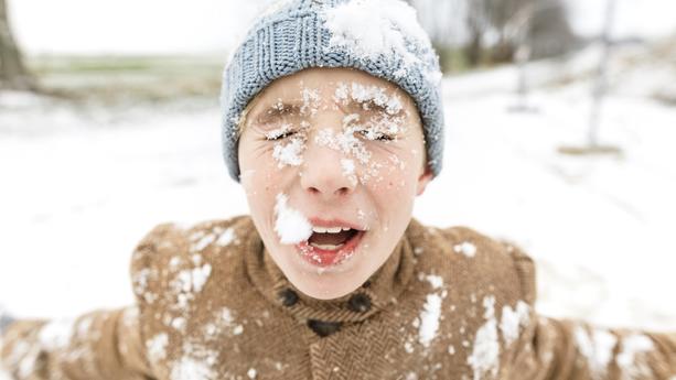Portrait of boy with snow in his face model released Symbolfoto PUBLICATIONxINxGERxSUIxAUTxHUNxONLY KMKF00708  